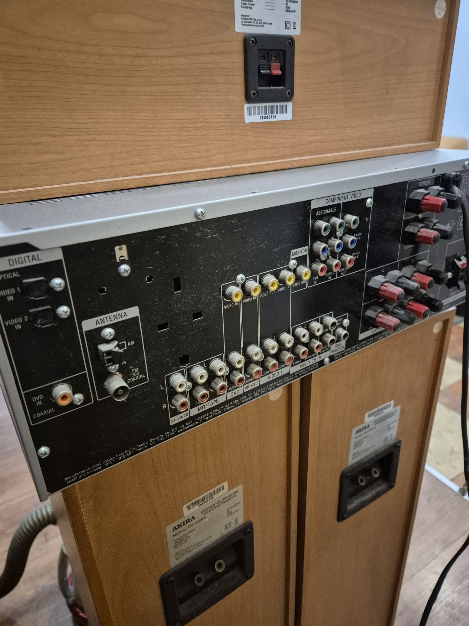 Amplituner Sony wraz z głośnikami