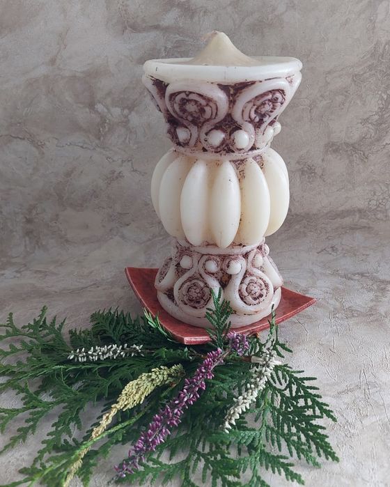 Retro, duża świeca, ładnie profilowana. Zdobiona wypukłymi ozdobami