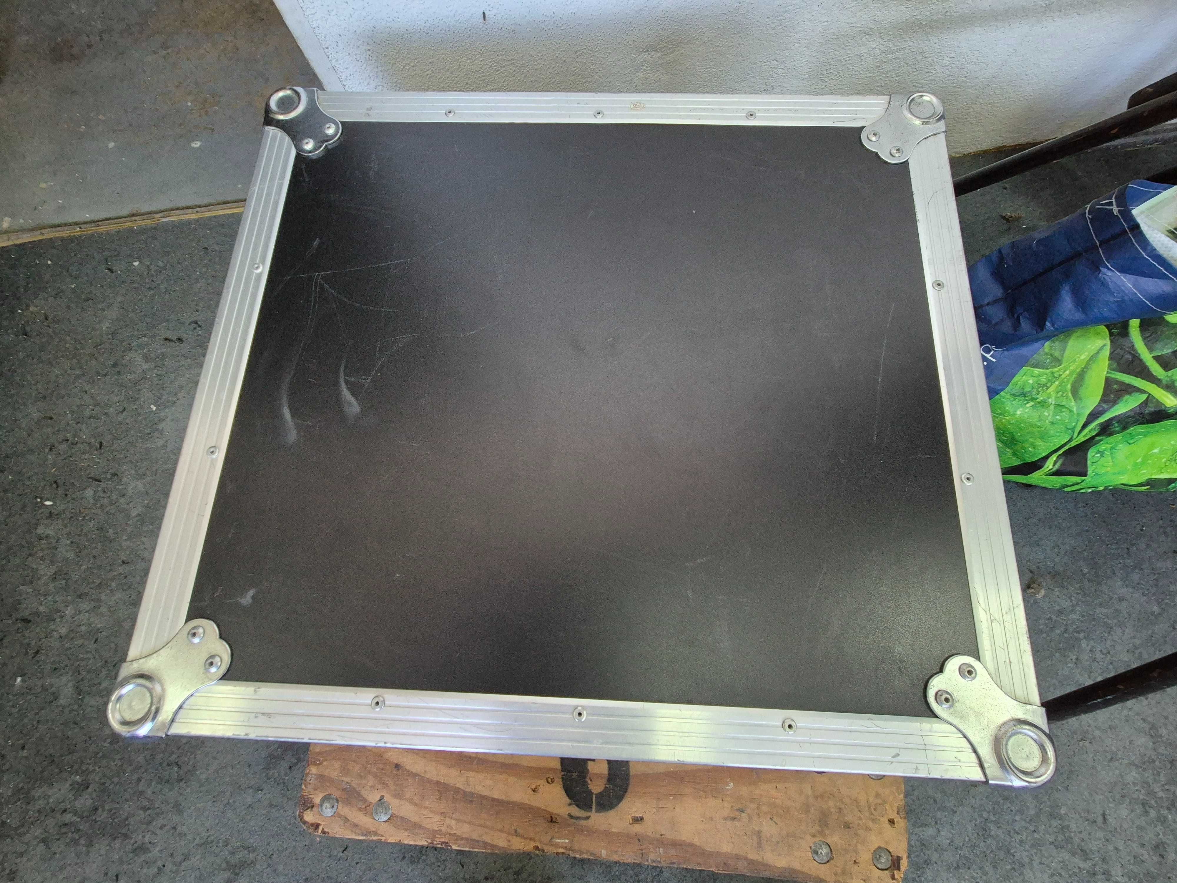 Mesa DJ NUMARK HDMIX Hard Drive Mixing Station com Fligt-Case