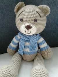 Szydełkowy Miś - Aki - Teddy Bear - w niebiesko białym sweterku