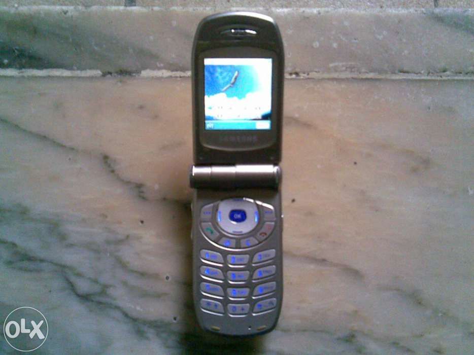 Telemóvel Samsung Z105(apenas os acessórios).