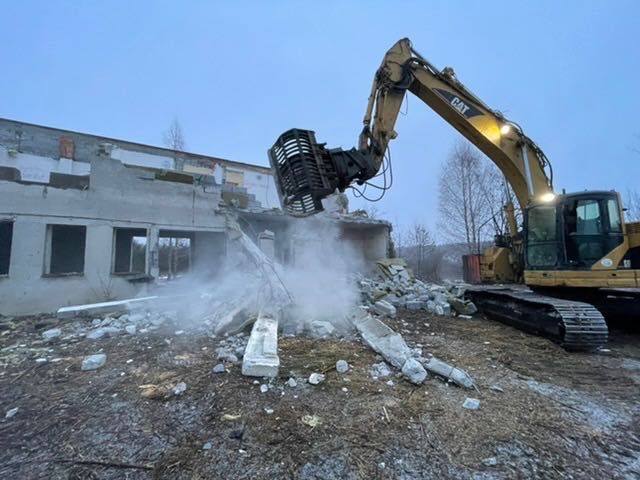 Kucie betonu , rozkuwanie posadzek , młot wyburzeniowy , koparka