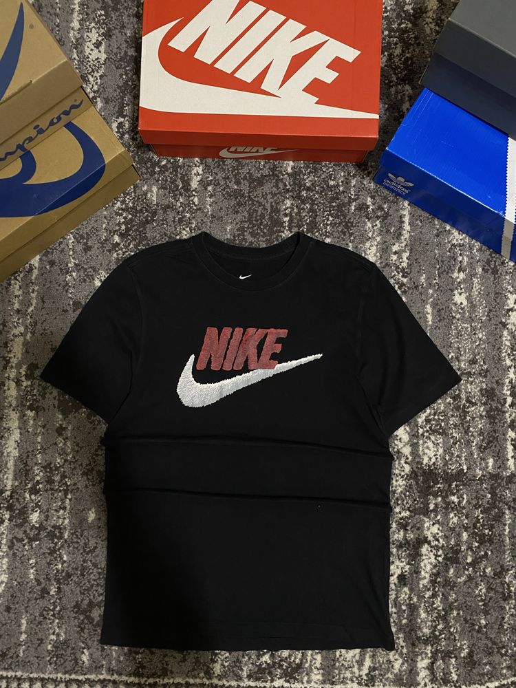 Футболка Nike Tee