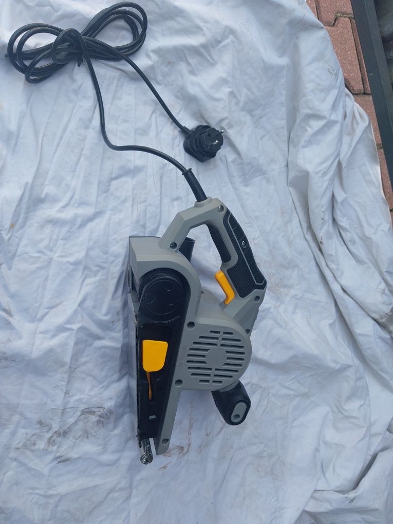 Szlifierka taśmowa sieciowe Titan 900 W 2024r