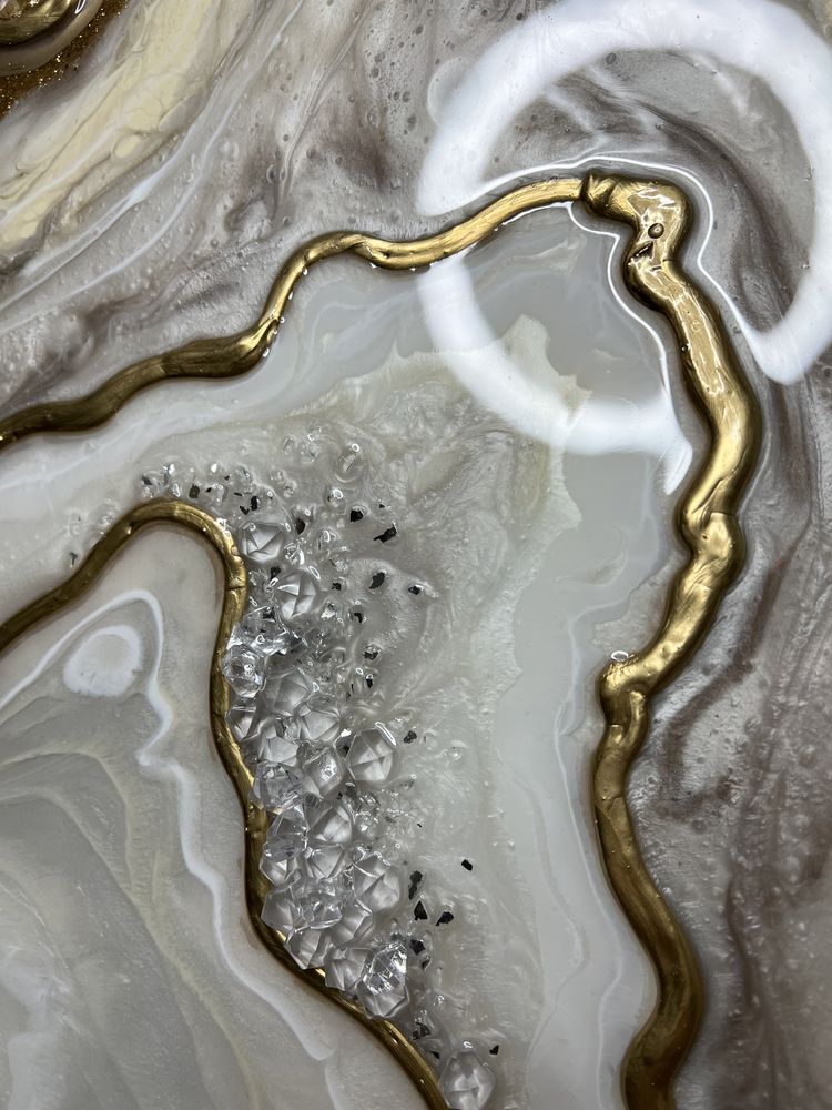 Картина из смолы resin epoxy geode пастель беж золото