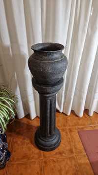 Coluna decorativa com vaso