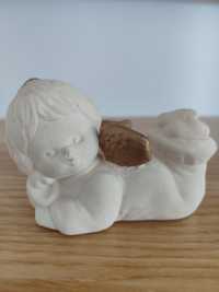 Mały beżowy leżący aniołek, ceramiczna figurka 6,5 cm