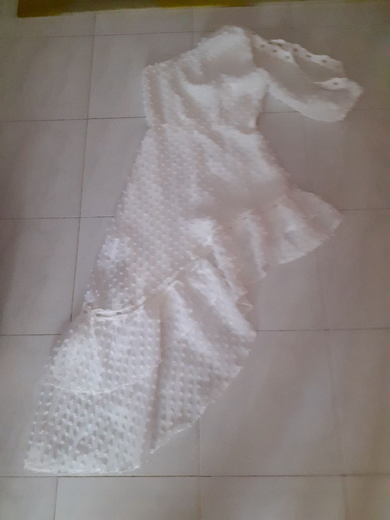 Vestido branco bordado forrado ( Lança Perfume ) C/ Novo