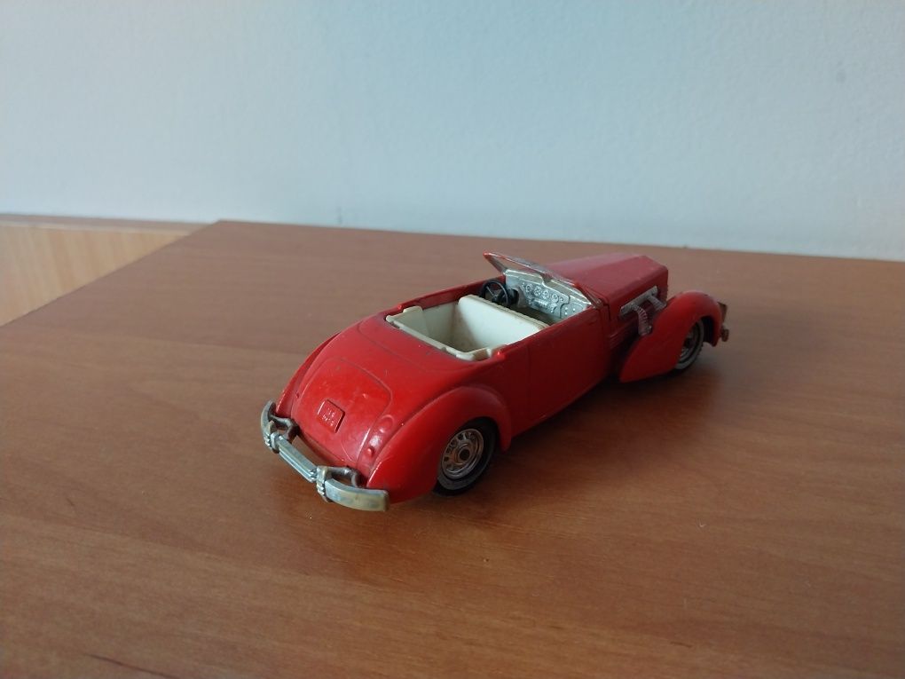 Stary, metalowy model samochodu "Cord 812" (Matchbox)