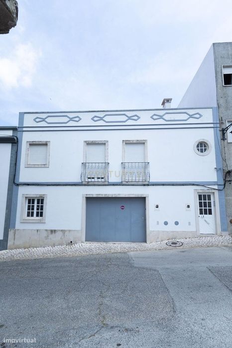 Moradia no Centro Histórico de Palmela, 2 garagens, Terraço, Sótão e m