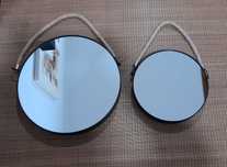 Conjunto de dois espelhos de parede.