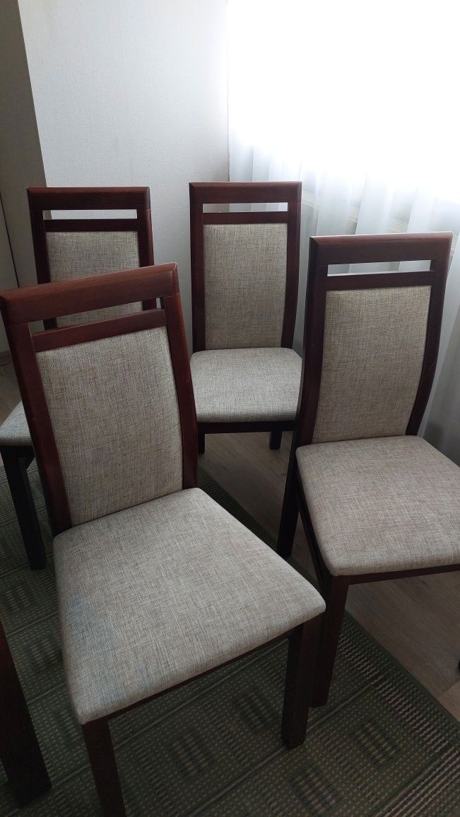 Sprzedam zestaw mebli – stół, 4 krzesła, komoda
