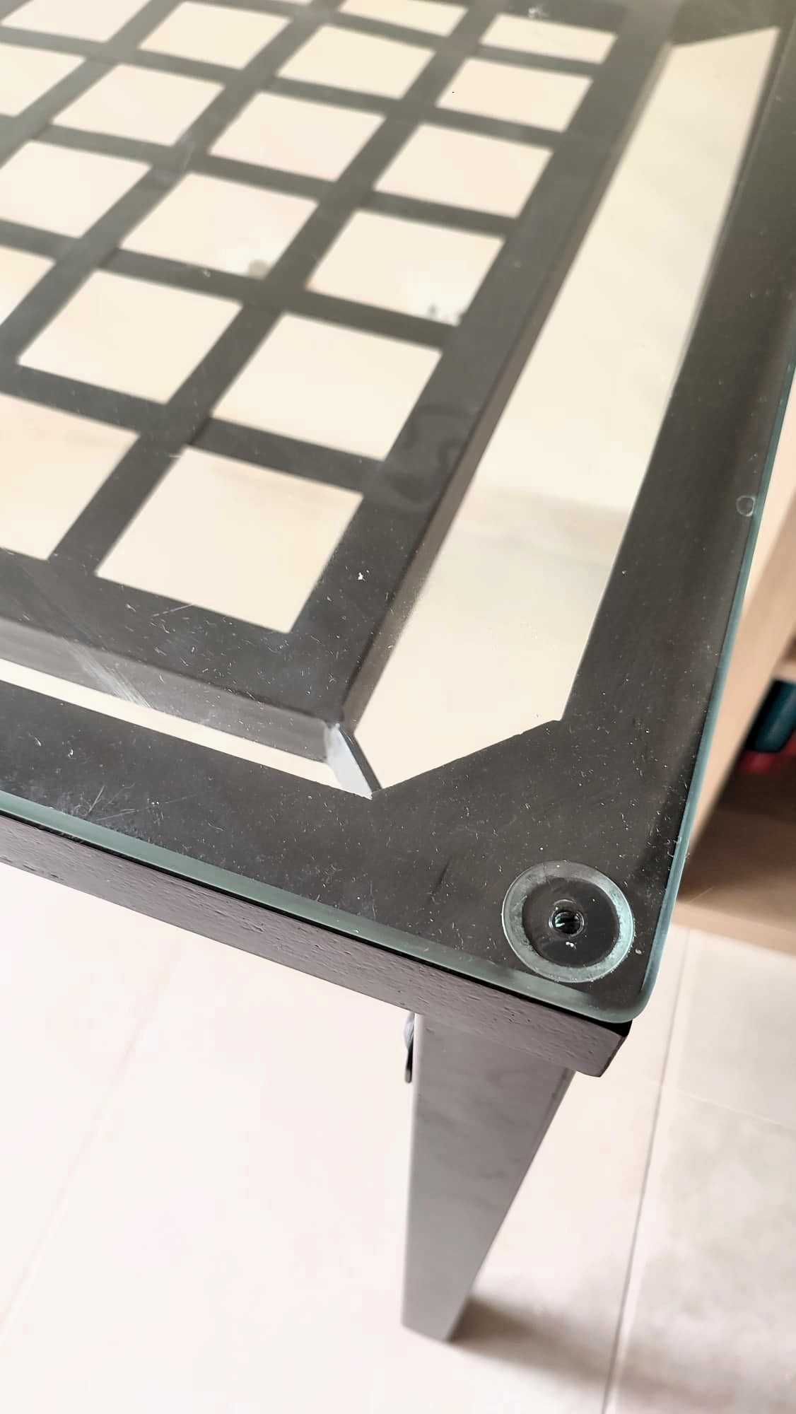 Mesa em metal e vidro, interior e exterior. Em muito bom estado