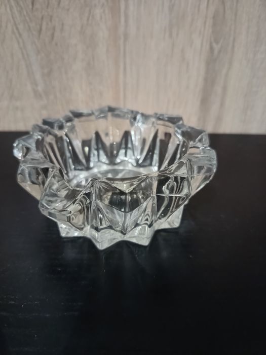 Szklana popielniczka.