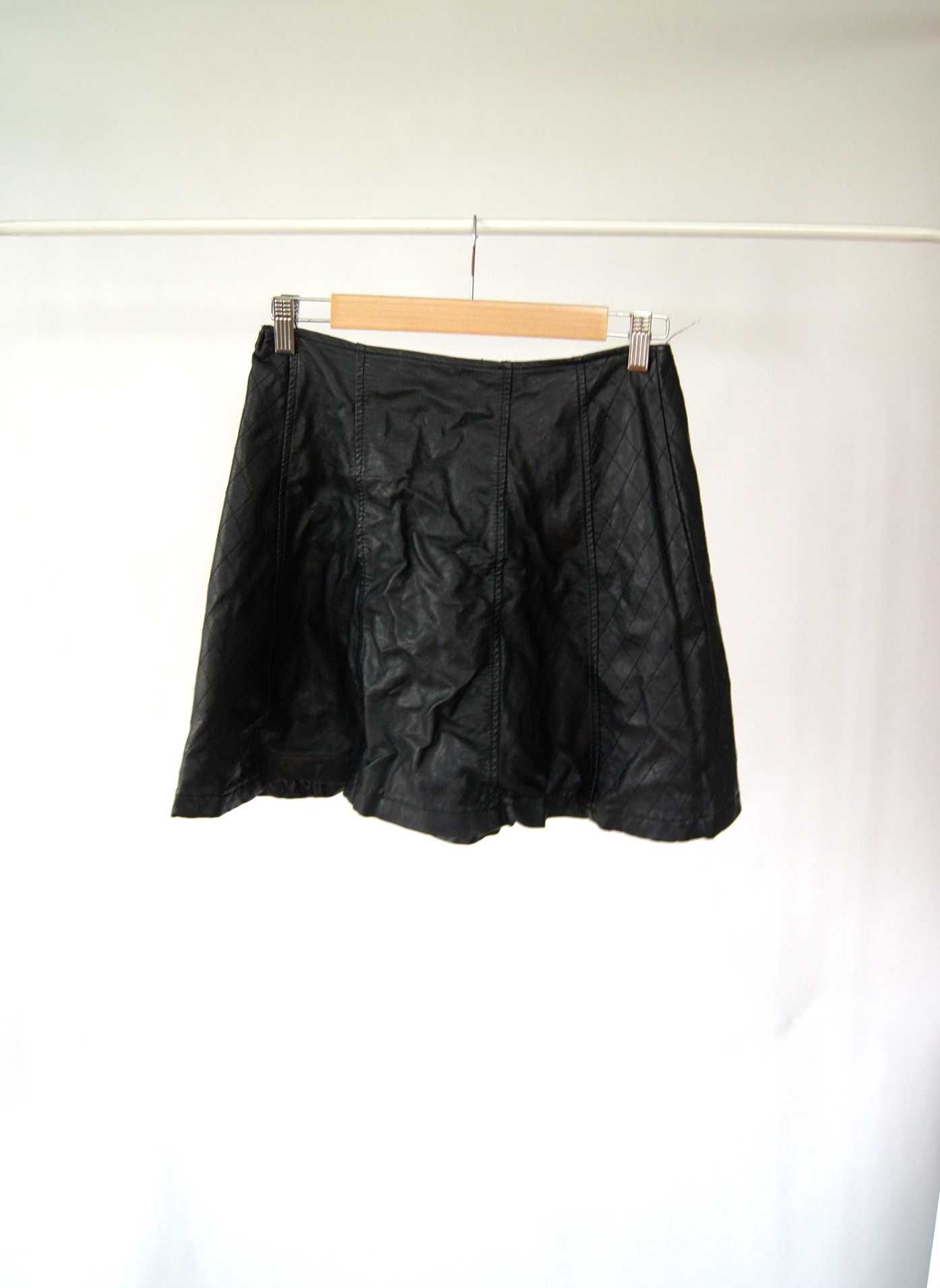czarna skórzana rozkloszowana mini spódnica spódniczka skaja S M 36
