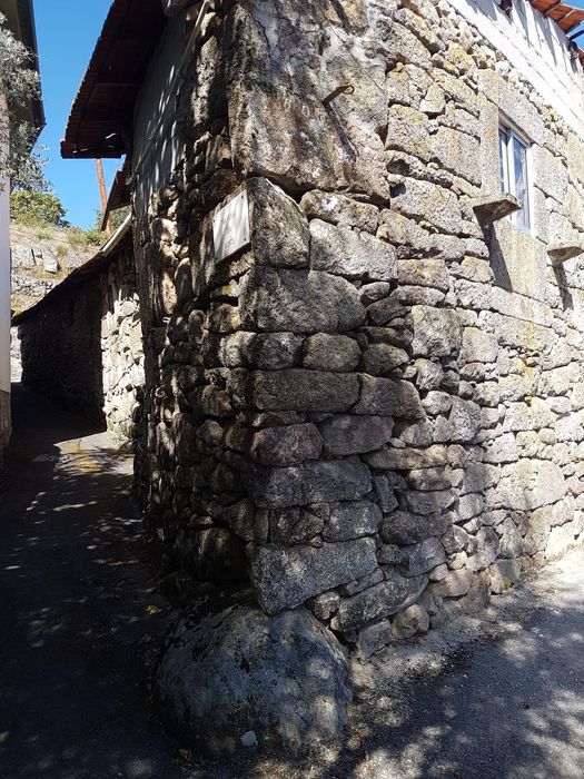 Vendo moradia em pedra para reconsteuir