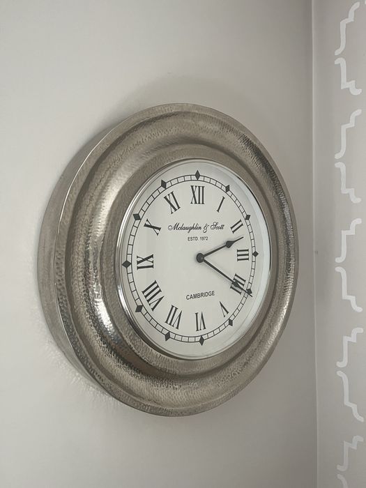 Piękny zegar ścienny glamour srebrny wytłaczany