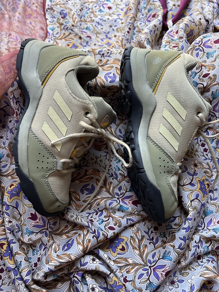 Ténis Adidas para caminhada Tam 32
