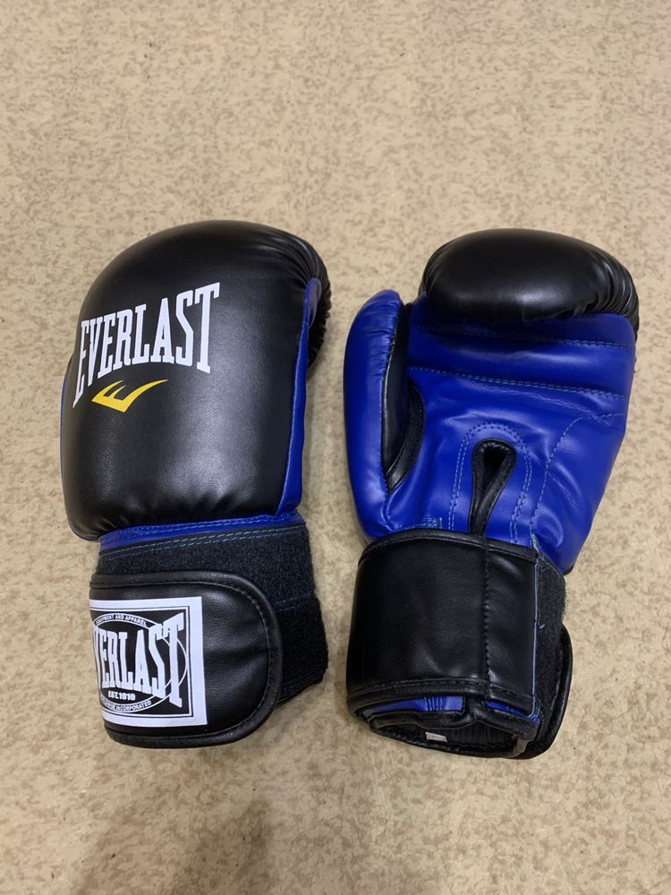Боксерські рукавички EVERLAST в дуже класному стані
