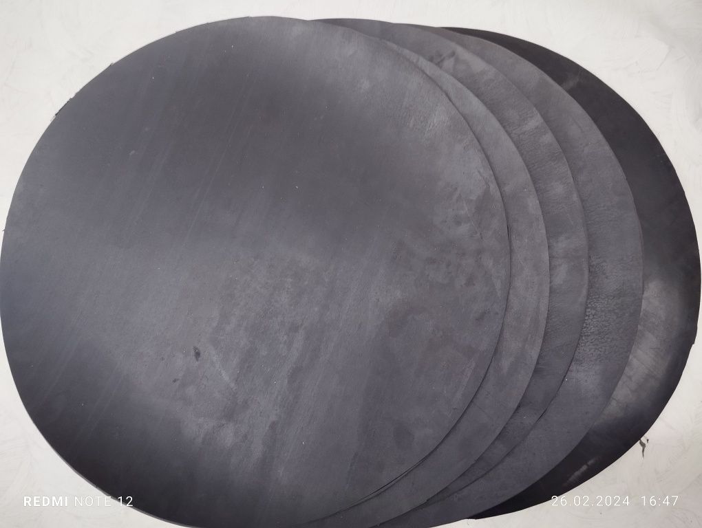 Резина МБС масло бензостійка товщина 4 мм. Розмір 500×500мм. 100грн.