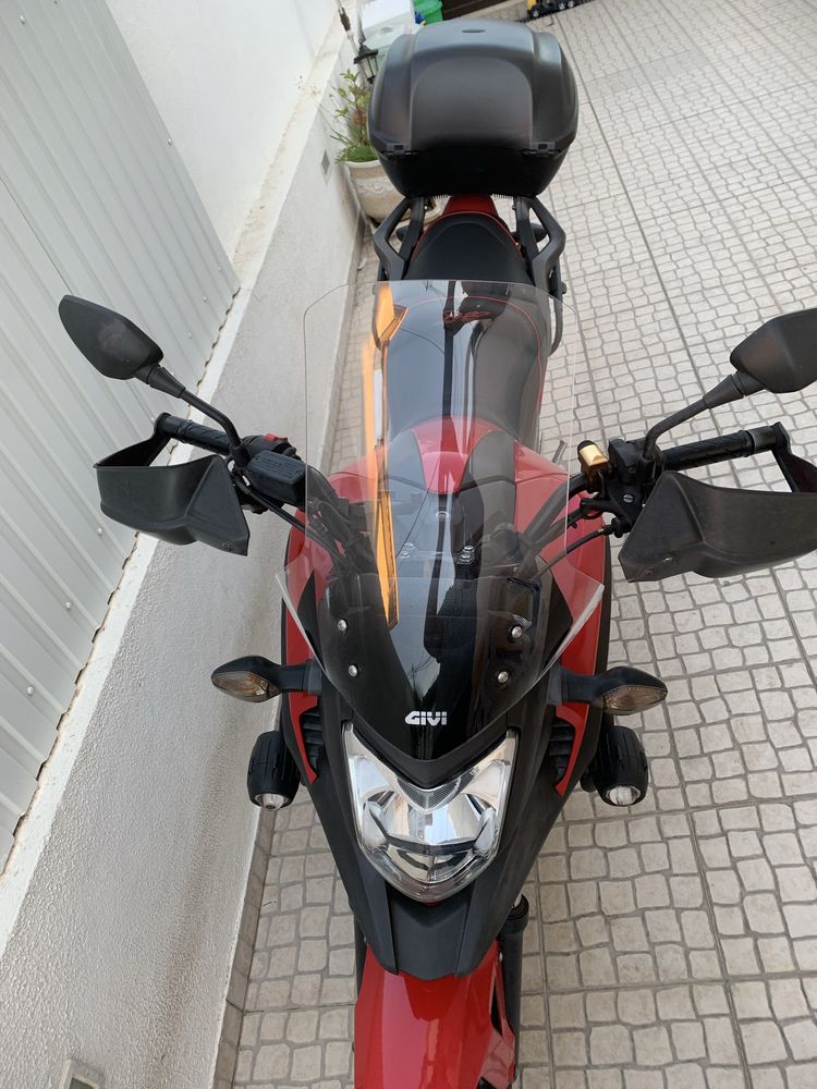 Mota Honda NC700X Vermelha.