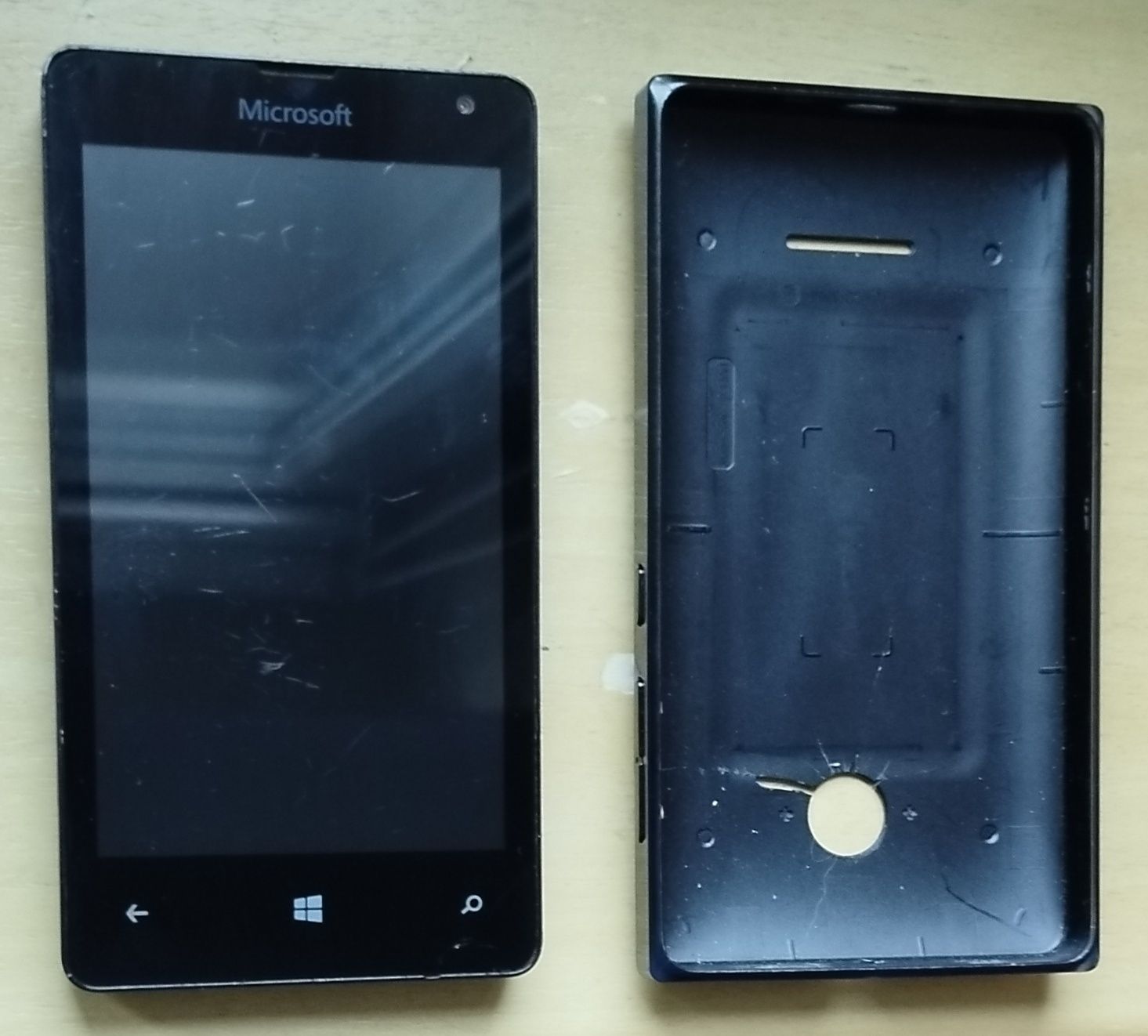 Telefon Microsoft z ładowarka,gratis obiektywy Fish Eye i Macro na tel