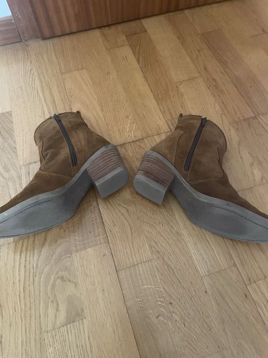 Botas da marca Ruika em camurça todas em pele