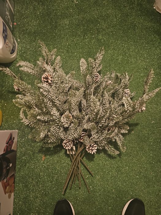 Gałązki sosnowe z szyszkami glugie 60cm