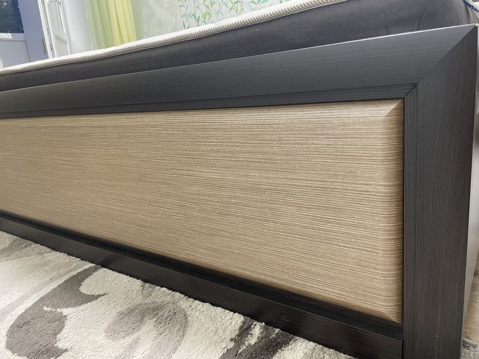 Спальня коен, ліжко, комод, тумба, дзеркало