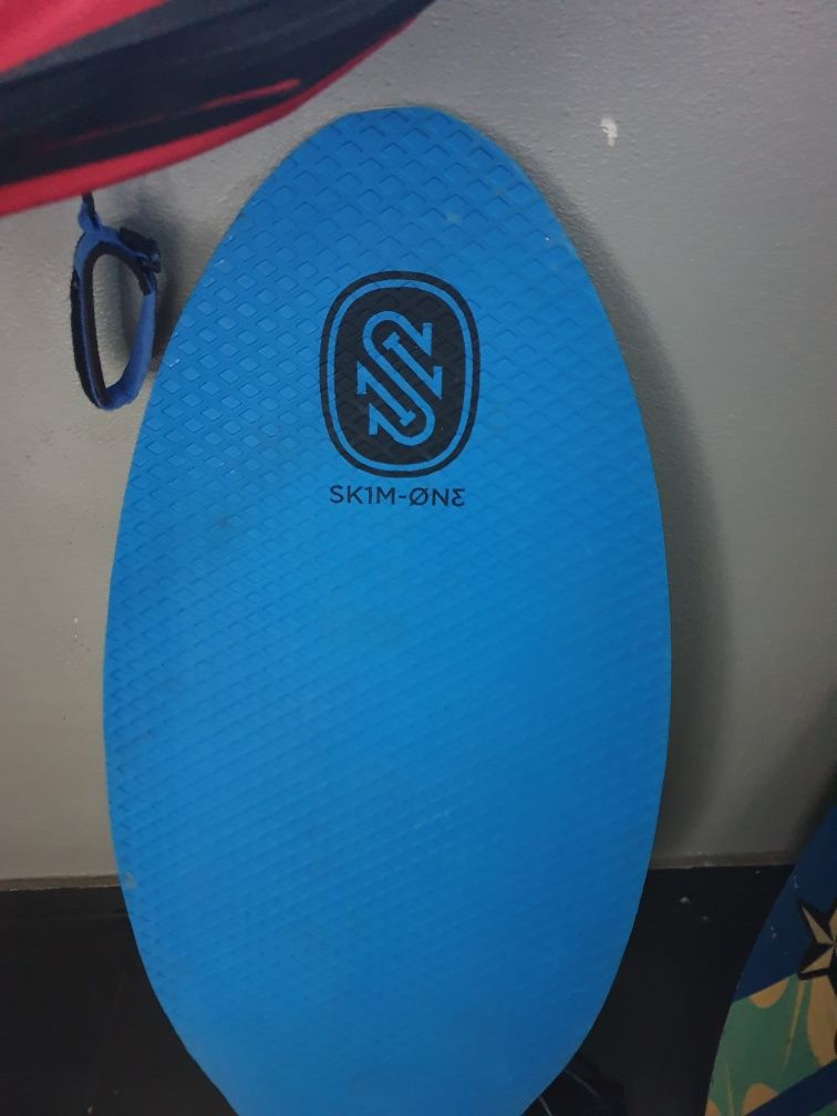 Três pranchas de skiming board