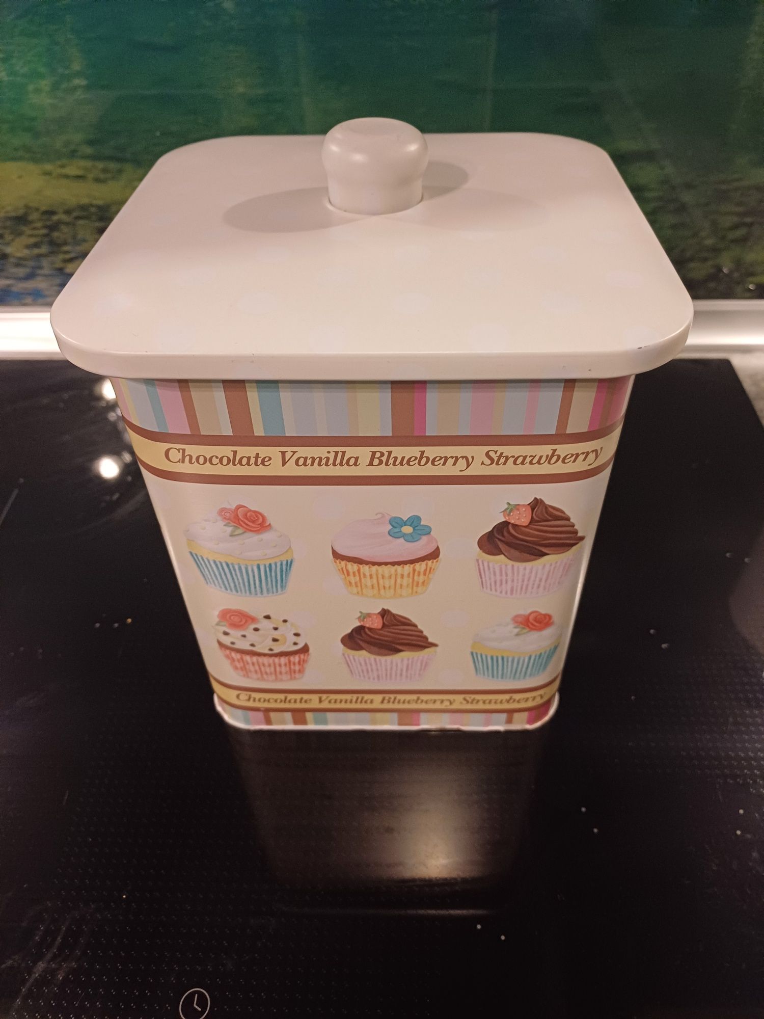 Pudełko blaszane na ciastka, cukierki z przykryciem