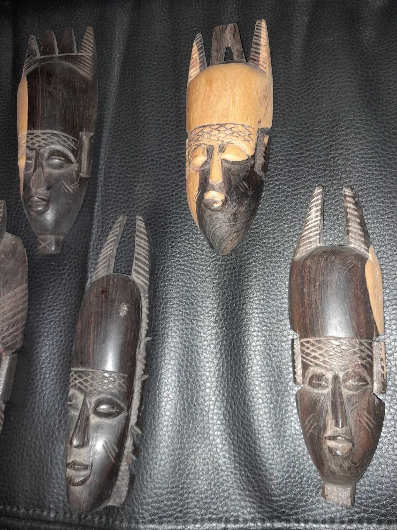 Conjunto de pequenas máscaras africanas