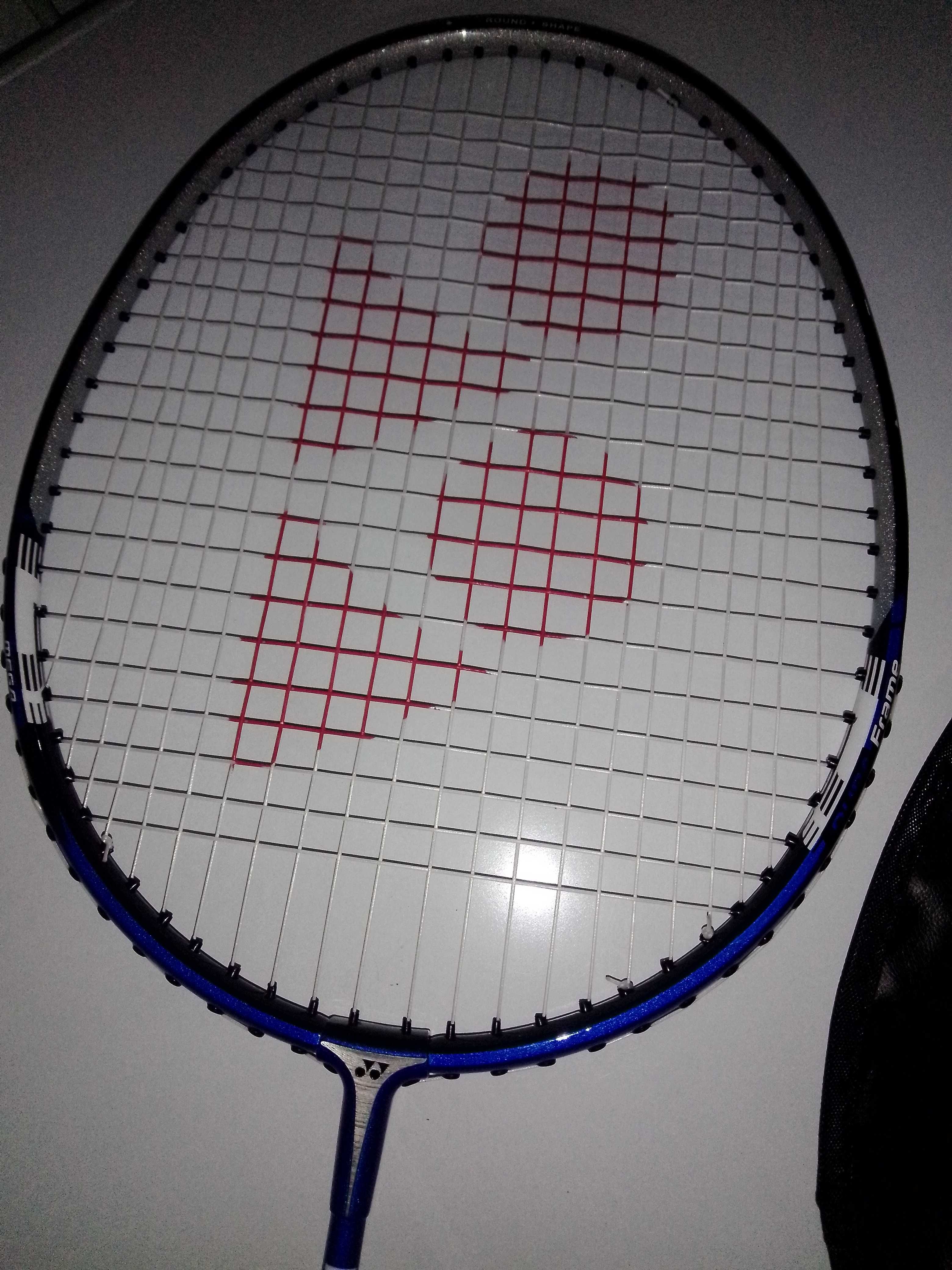 Raquete de badminton yonex.