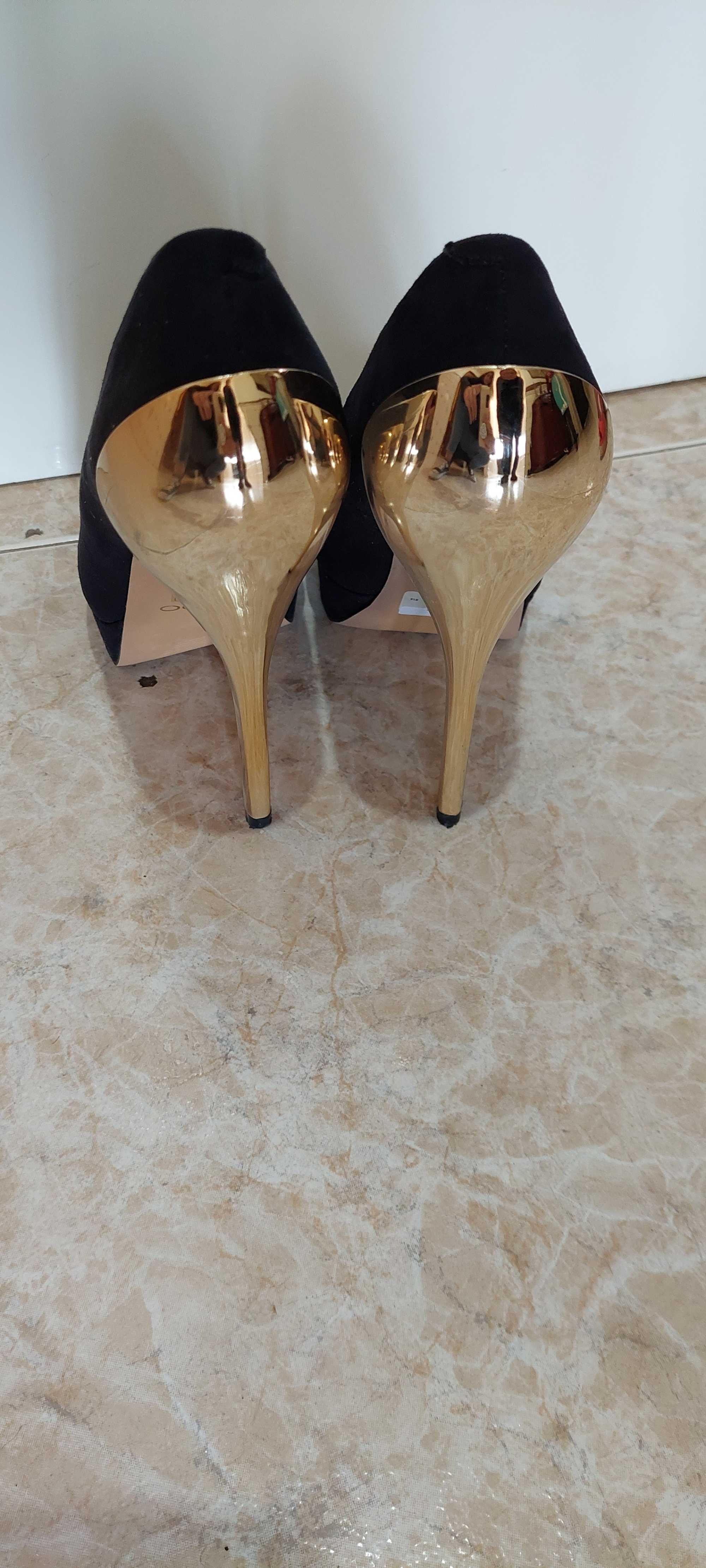 Sapatos Aldo preto e dourado