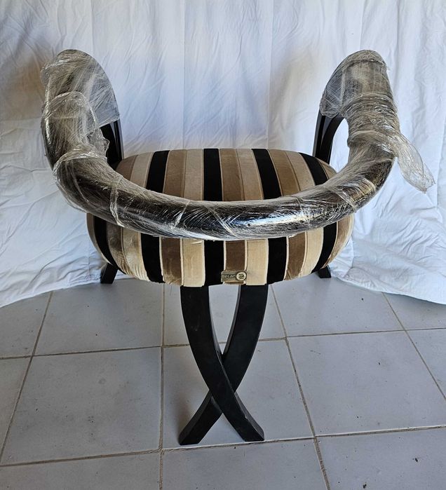 2 cadeirões em madeira e tecido de riscas