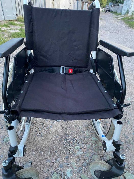 Продам інвалідну коляску DIETZ — механічна, складна, в доброму стані