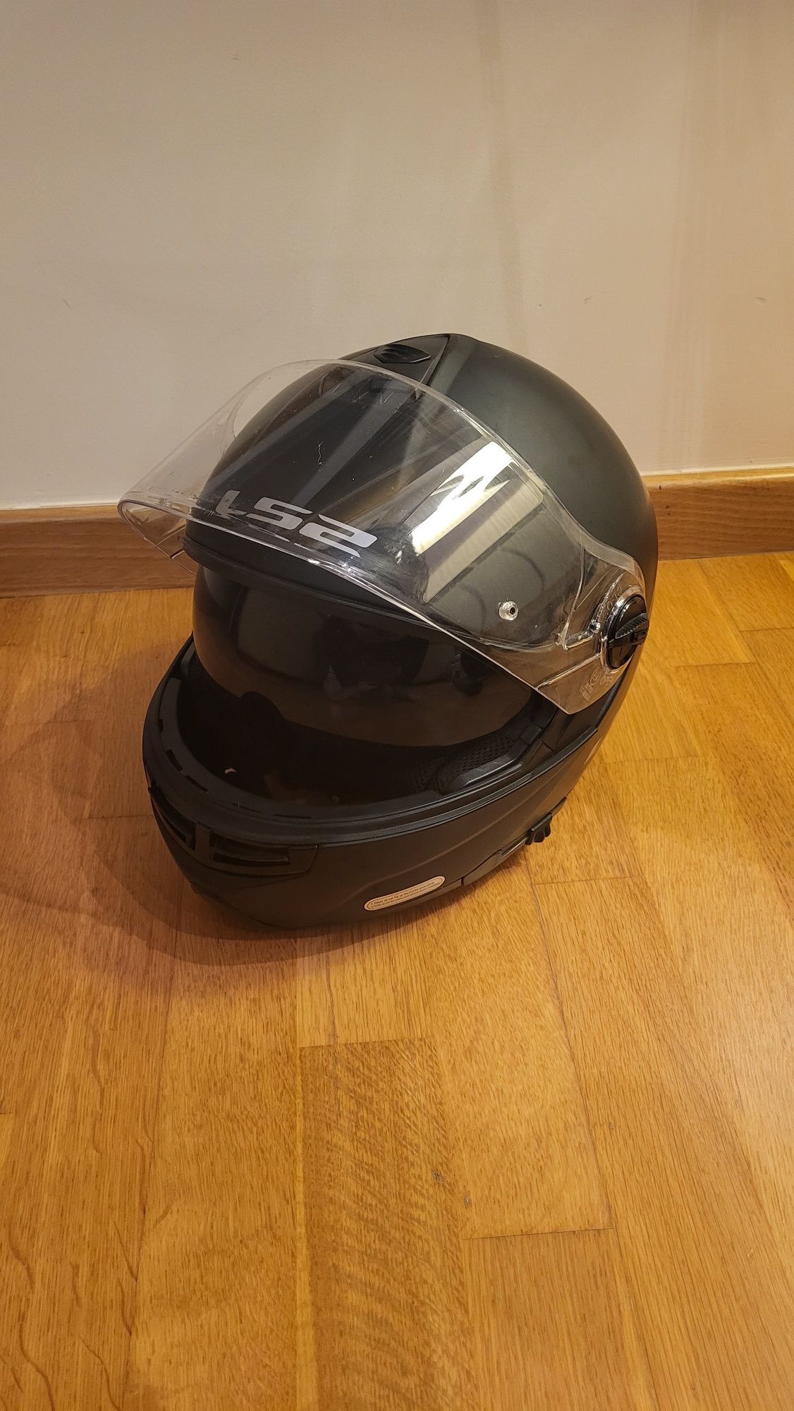 Dois Capacetes LS2 Strobe (L) e LS2 Airflow (M)