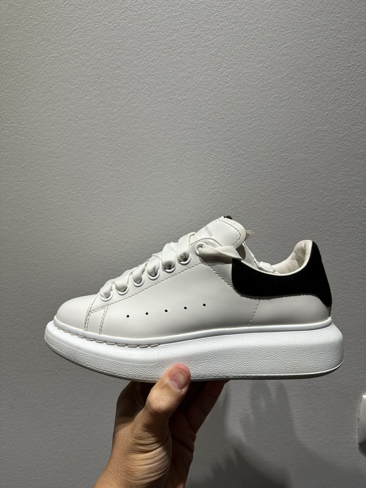 Tenis brancos da McQueen