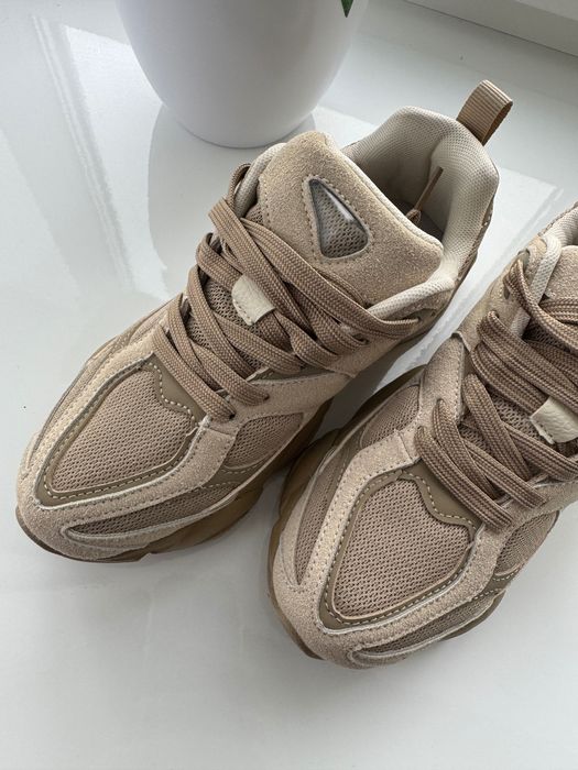 Кросівки бежеві нові