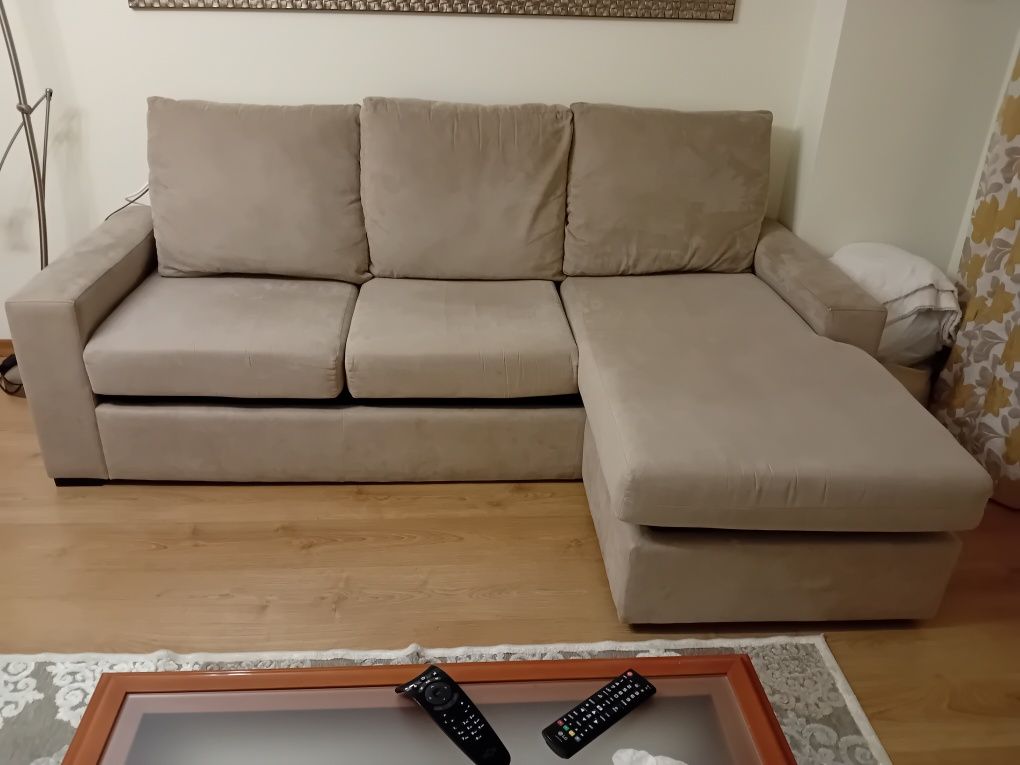 Sofá chaise longue.