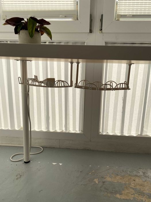 Secretária Ikea LAGKAPTEN com planta e cesto para cabos branco 140x60