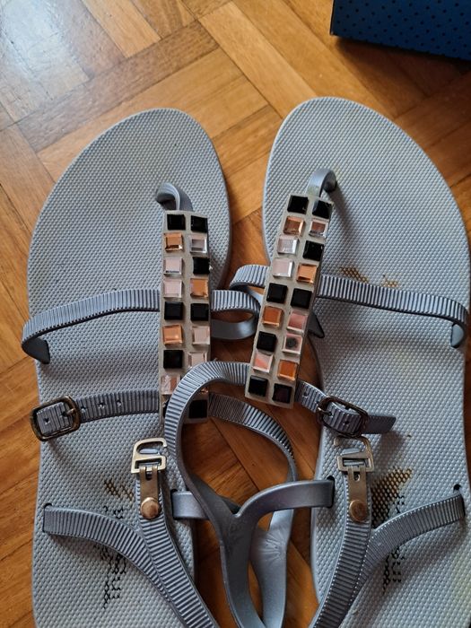 Sandálias prateadas tipo ipanema