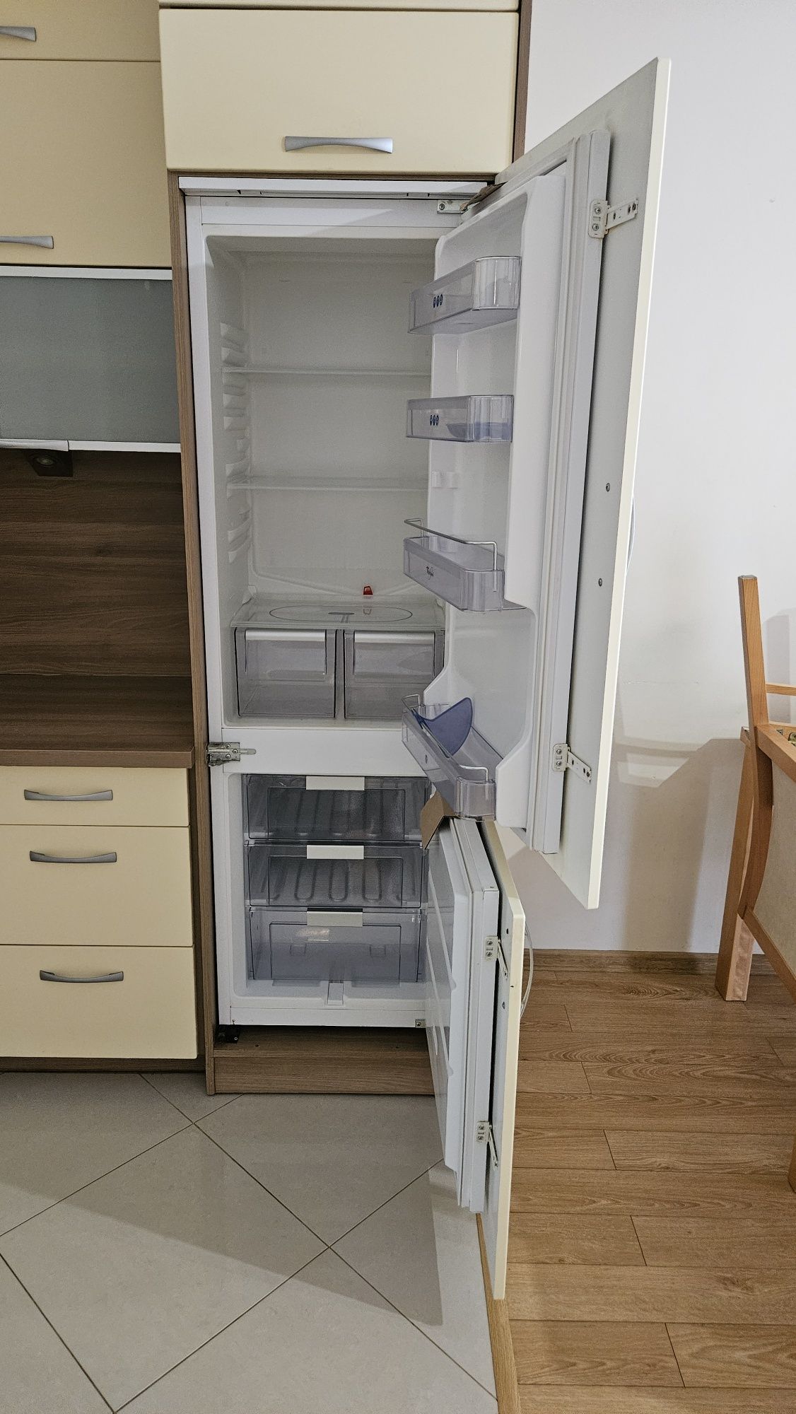 Lodówka do zabudowy whirlpool z zamrażalnikiem