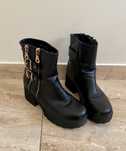 Botas pretas e douradas com salto (tamanho 40)