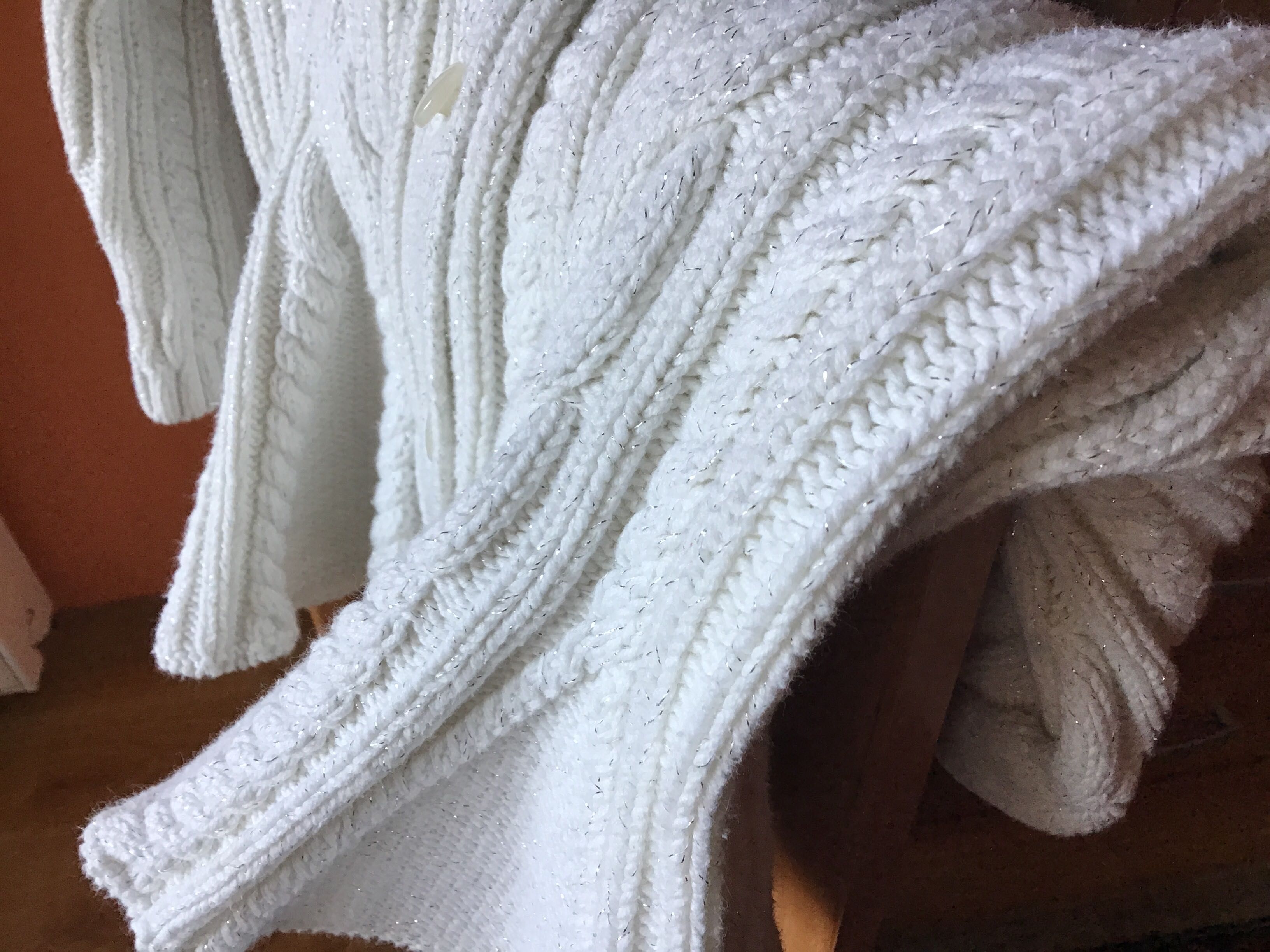 Sweterek biały ze srebrną nitka, rozkloszowany -USA 5-6 lat, 116cm