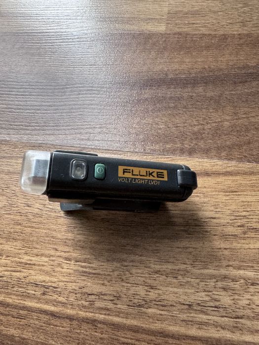 Fluke LVD1A — Bezdotykowy tester napięcia z latarką