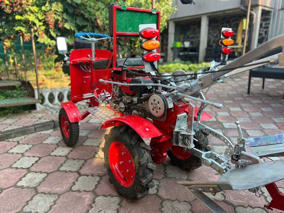 Трактор з плугом, фрезою, причепом