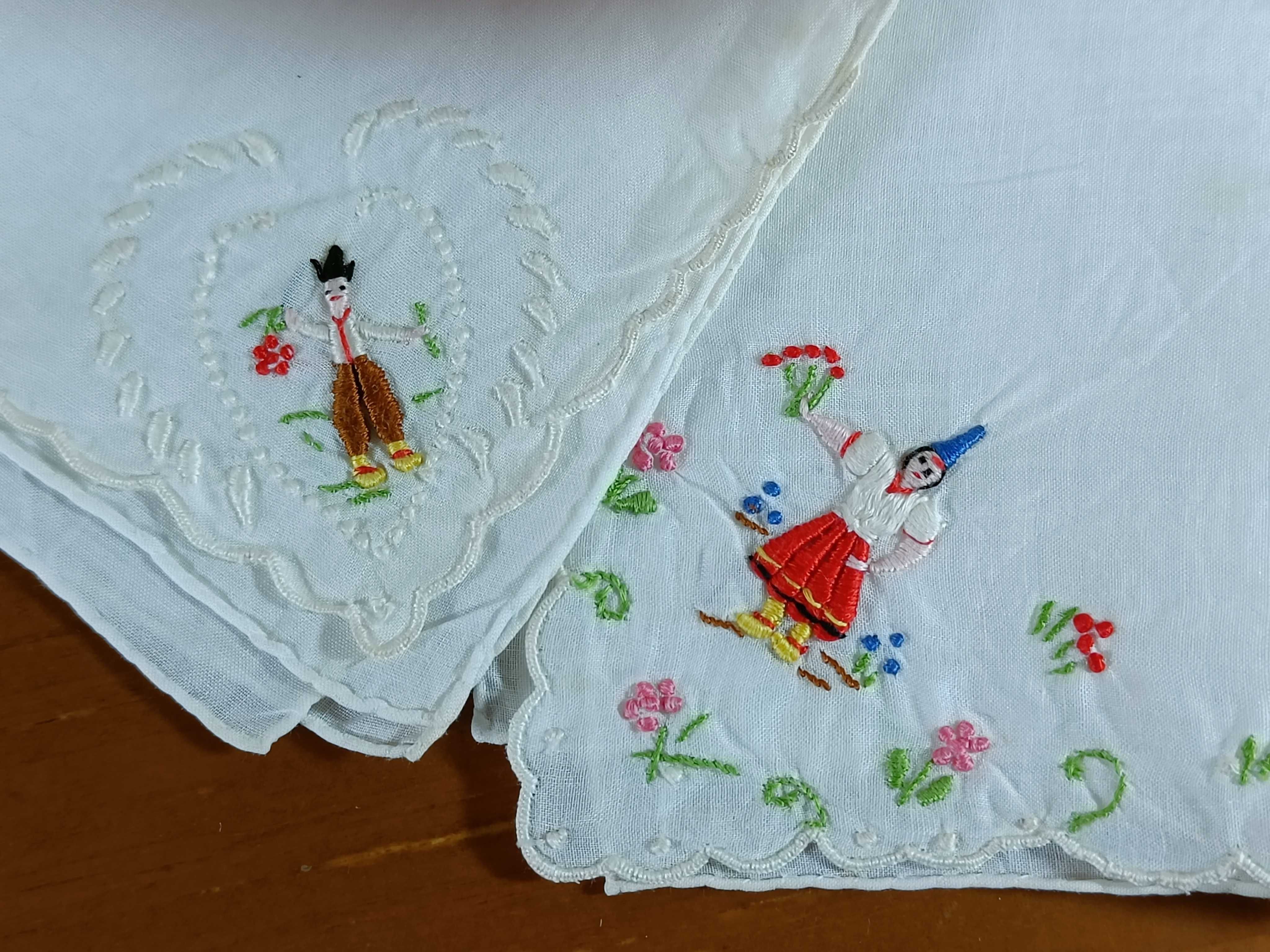 Conjunto de lenços de mão tradicionais, bordados com trajes da Madeira