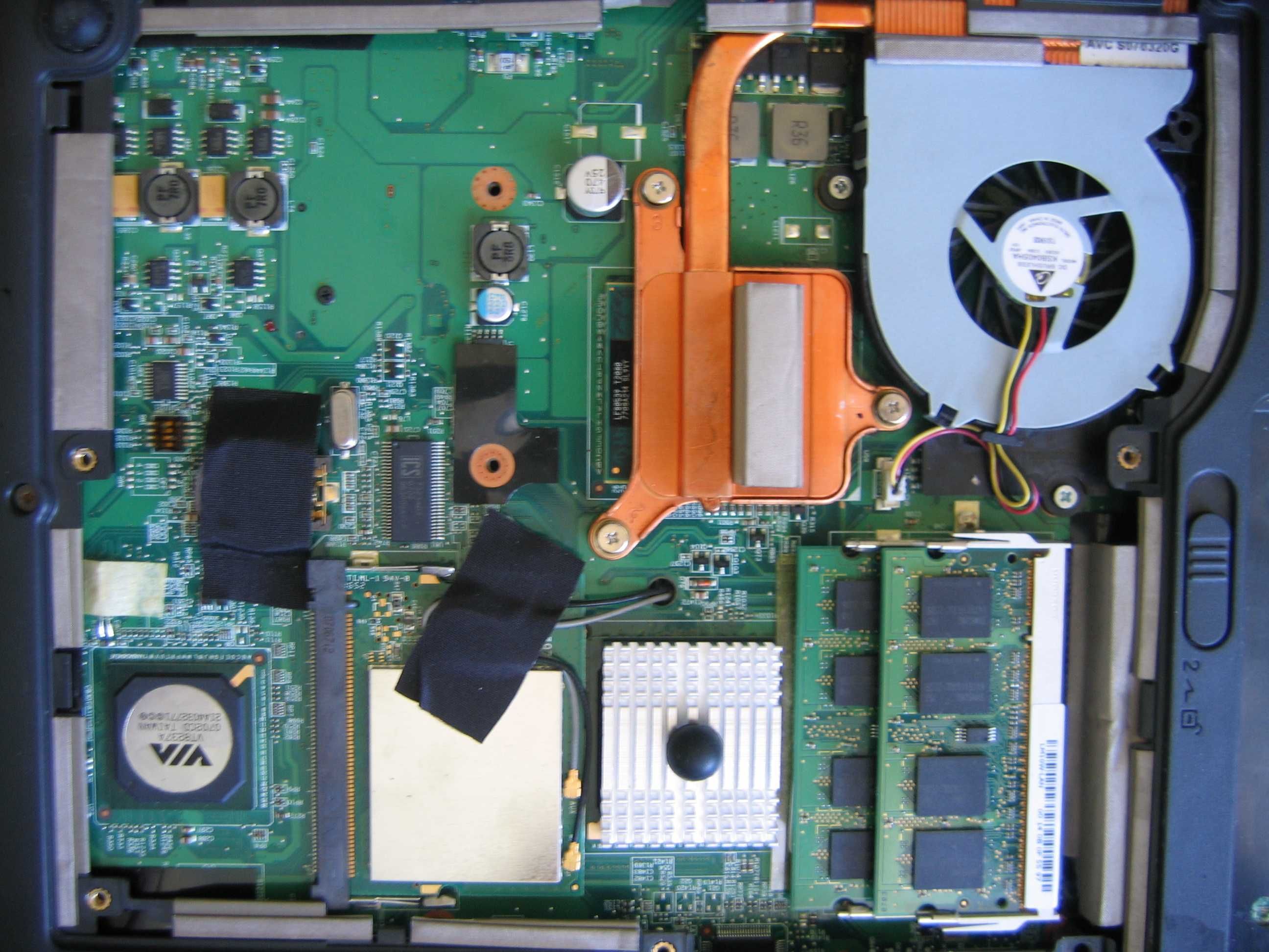 Laptop Fujitsu Amilo PRO V3515 - Dual Core 1,73GHz 1Gb - stan idealny