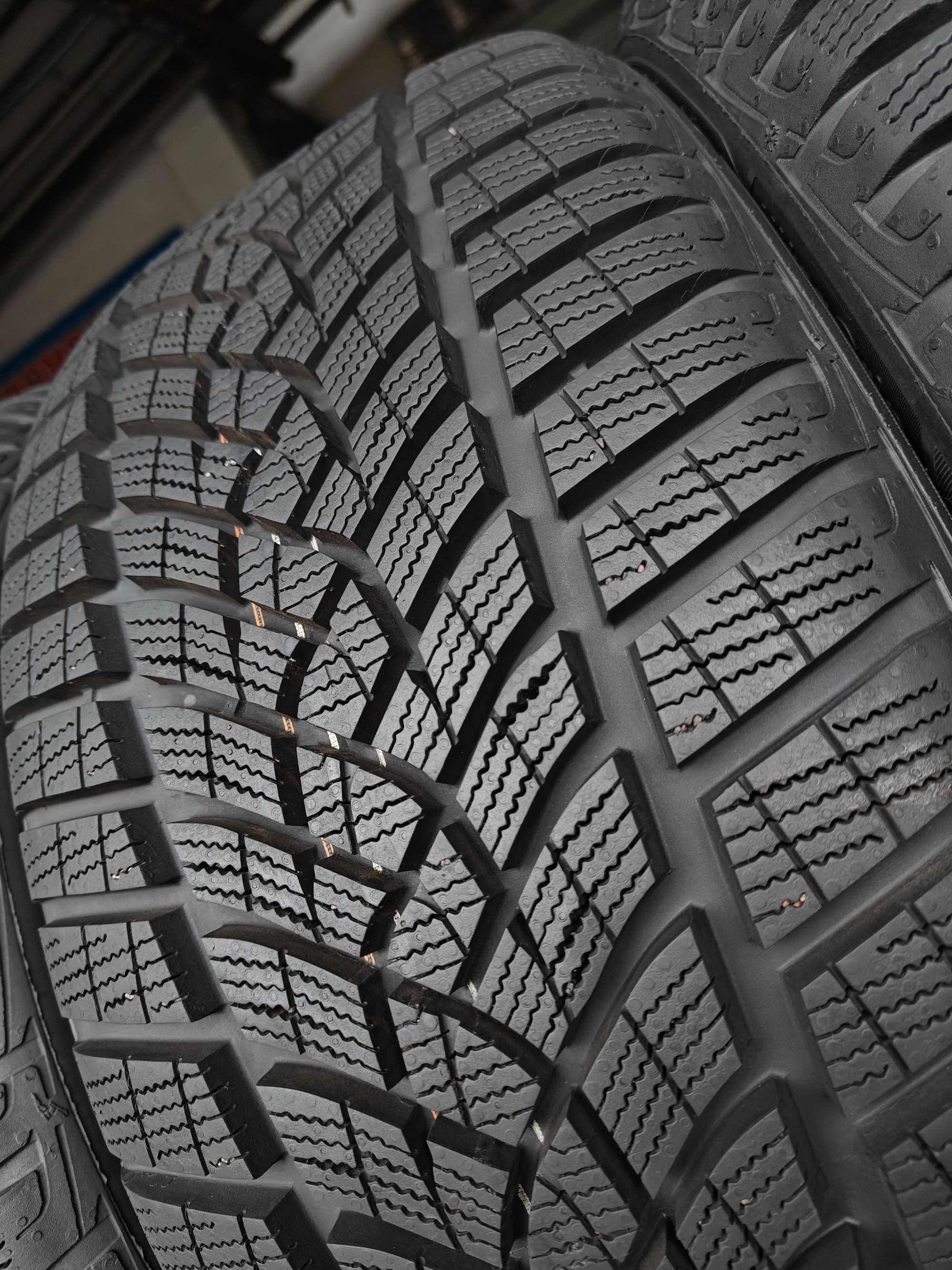 R18 235 45 шини зимові Goodyear Ultra Grip Performance+ made Germany